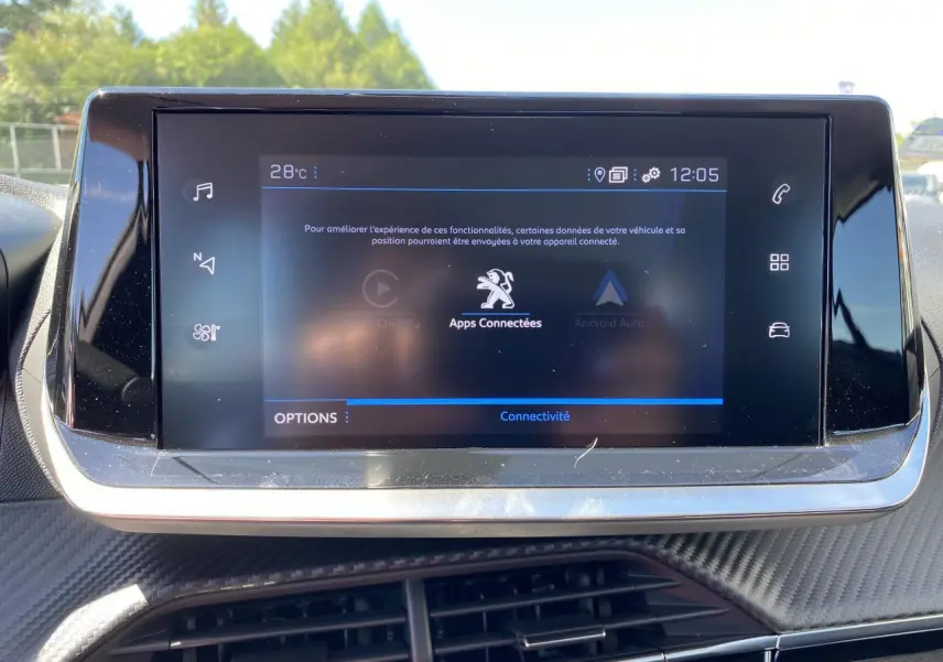 Écran tactile 7 pouces du système de navigation 3D connecté dans l'habitacle d'une Peugeot 2008 Bleu Vertigo.
