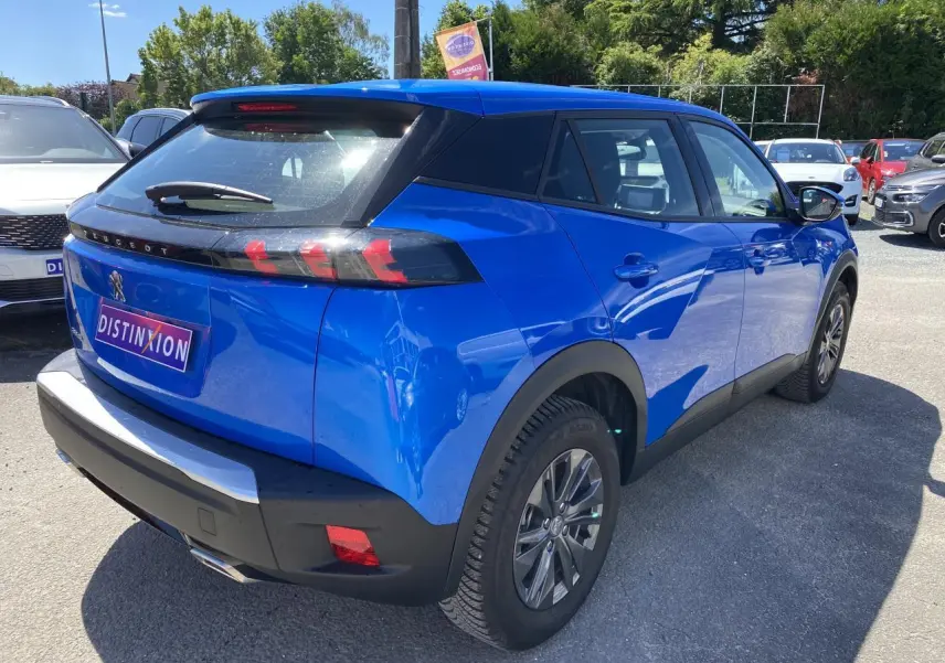 Vue 3/4 arrière droite d'un Peugeot 2008 bleu Vertigo avec jantes alliage et feux arrière LED distinctifs.