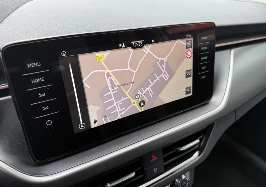 Écran tactile central du tableau de bord du Skoda Kamiq 2022, affichant la navigation GPS en vue rapprochée.