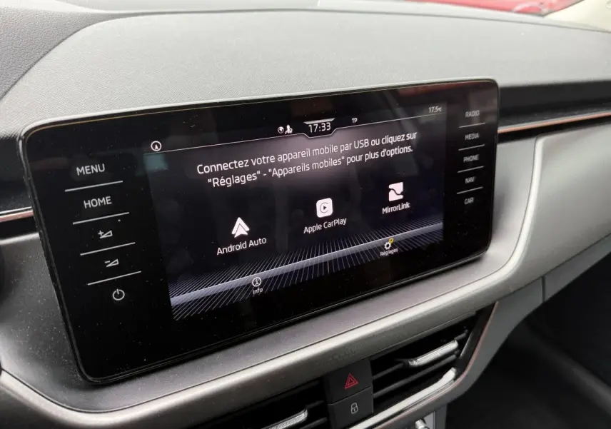Écran tactile central du tableau de bord du Skoda Kamiq gris, affichant les options Apple CarPlay et Android Auto.