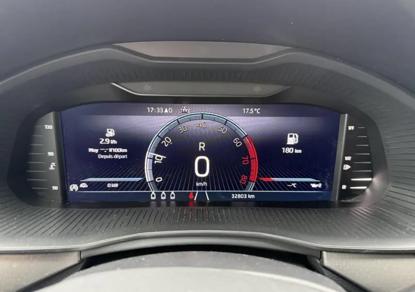 Tableau de bord numérique du Skoda Kamiq 2022 affichant la vitesse, la consommation et l'autonomie.