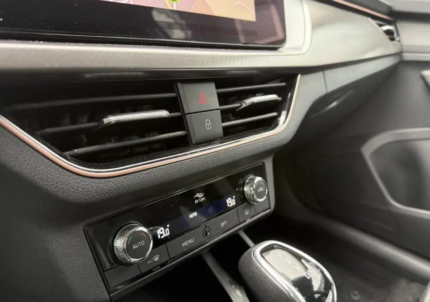 Détail de la console centrale et climatisation automatique du Skoda Kamiq gris, avec levier de vitesses DSG7 et écran tactile partiel.