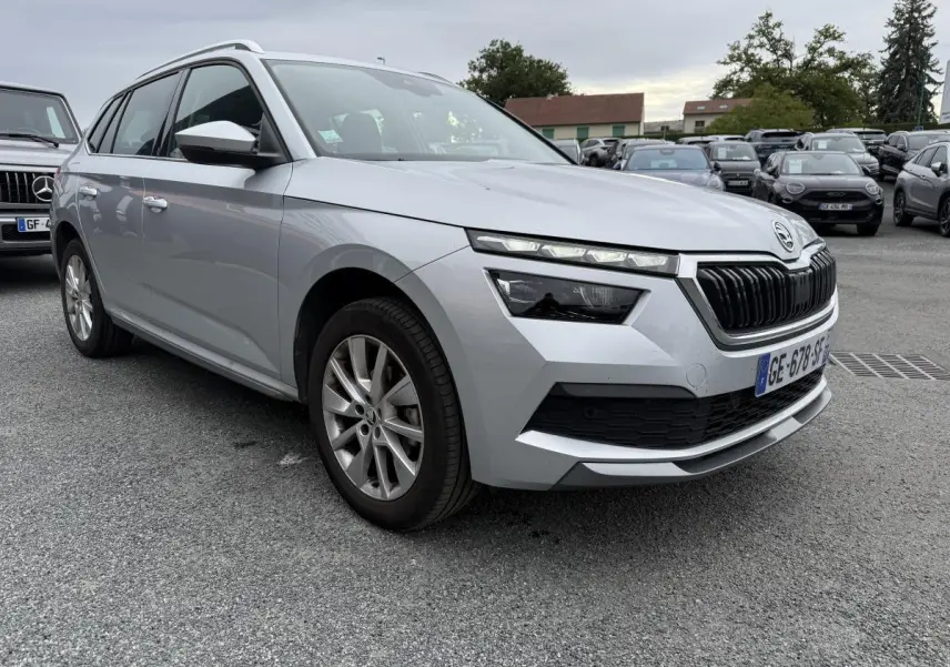 SKODA KAMIQ gris métallisé vu en 3/4 avant droit avec calandre noire et jantes alliage 17 pouces Braga argent