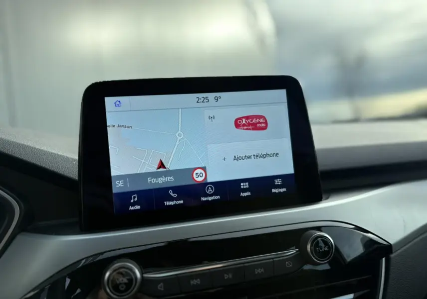 Écran tactile GPS en gros plan sur le tableau de bord du Ford Kuga 2024, finition Cool & Connect.