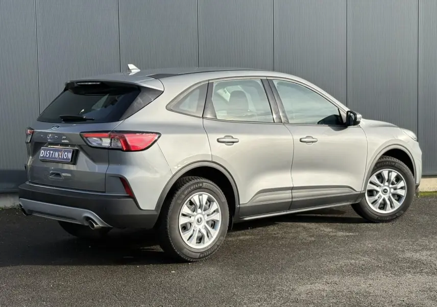 Vue 3/4 arrière droite d'un Ford Kuga 2024 gris Solar avec feux arrière LED et jantes alliage.