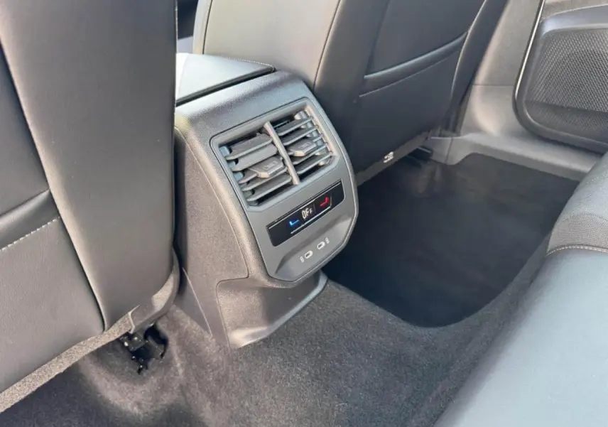 Vue rapprochée de la console arrière avec bouches d’aération et commandes climatisation du CUPRA Formentor 2025 noir intérieur.