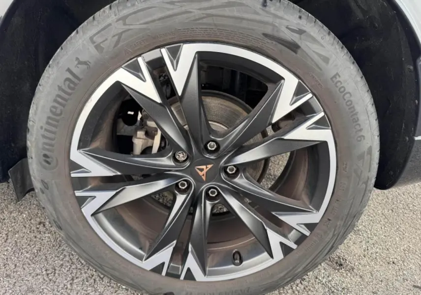 Gros plan sur la jante alliage 18'' Sonora noire et argentée du CUPRA Formentor blanc nacré.