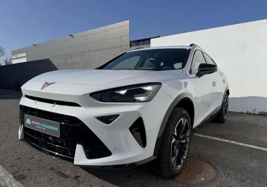 Vue 3/4 avant droit du CUPRA Formentor blanc nacré avec toit noir et jantes alliage noires, sur parking extérieur.