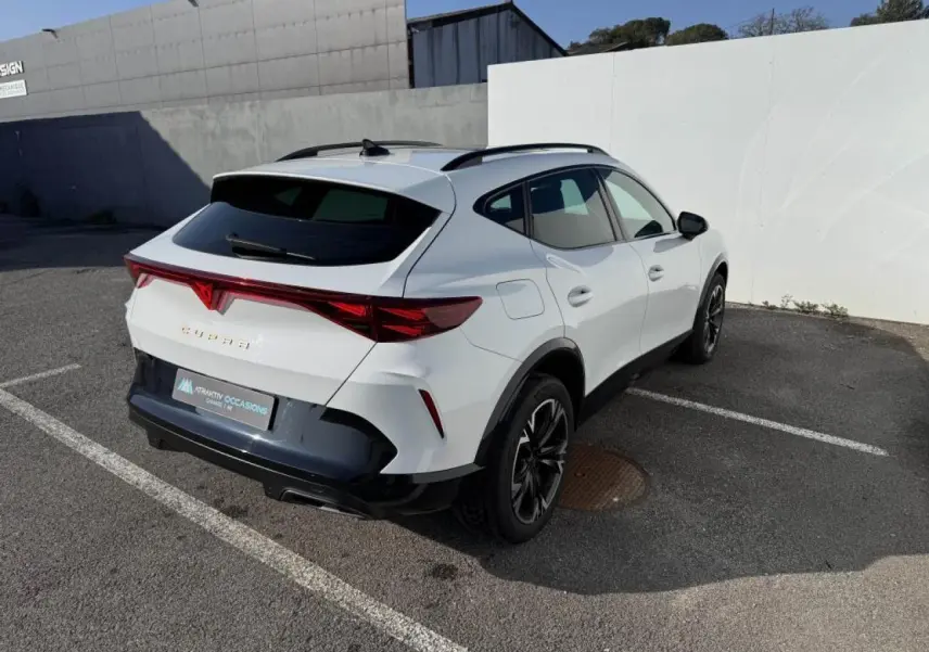 Vue 3/4 arrière droite du CUPRA Formentor blanc nacré avec toit noir et feux arrière Tri-LED distinctifs.