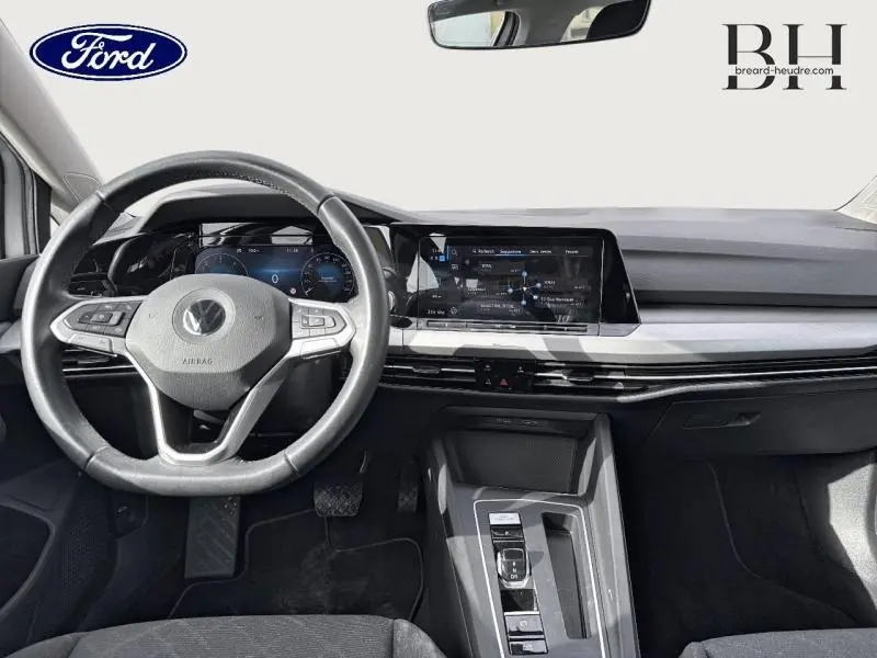 Vue intérieure avant de la Volkswagen Golf 2.0 TDI Life Plus 2023, volant cuir multifonction et écran tactile central.