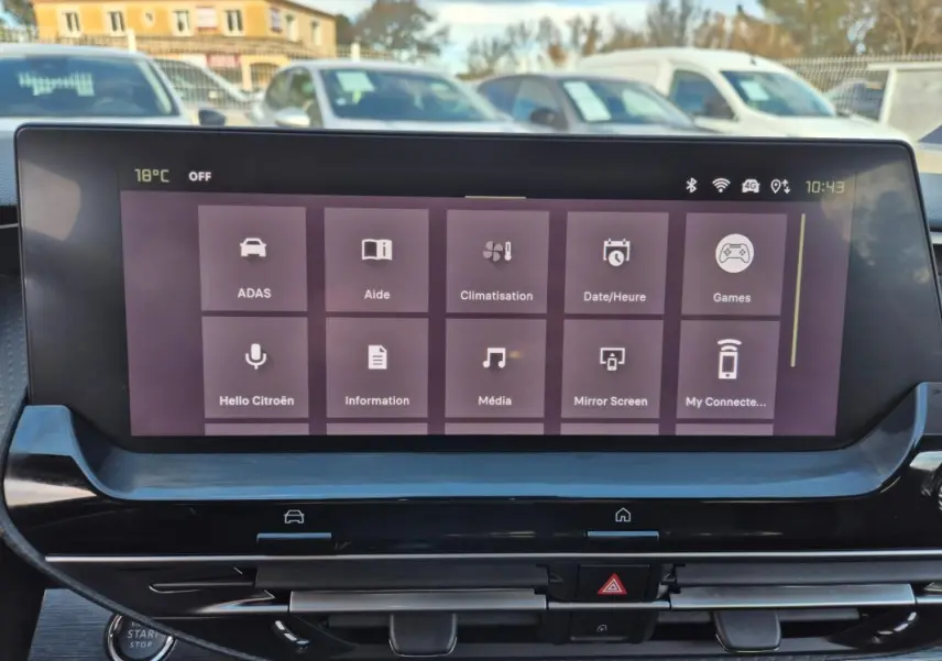 Écran tactile central du tableau de bord du Citroën C5 X 2024, affichant les options de climatisation et multimédia.