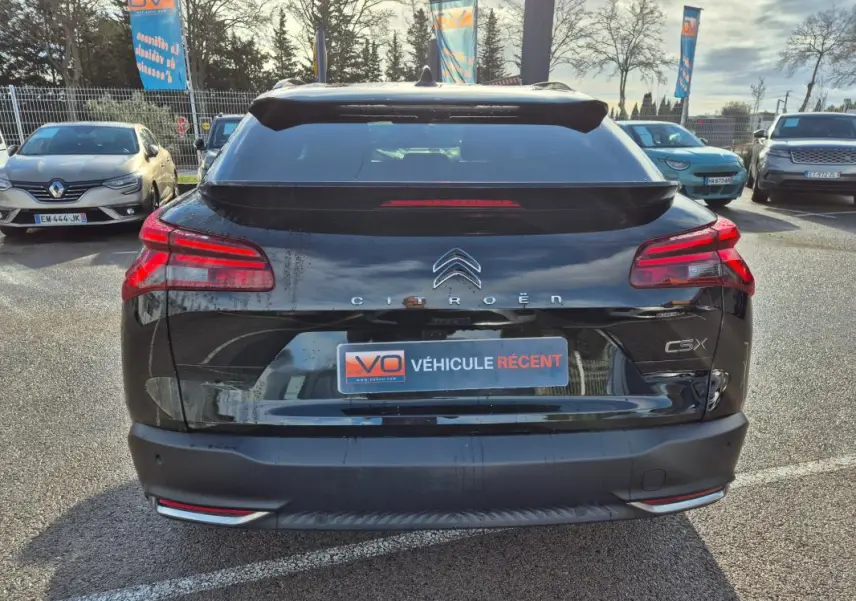 Vue arrière d'une Citroën C5 X noire 2024 avec feux LED distinctifs et logo centré sur le hayon.