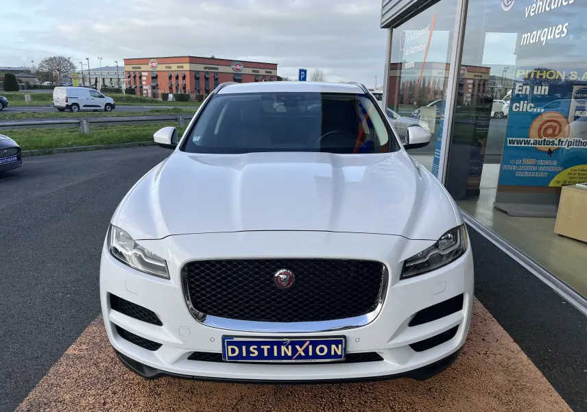 Jaguar F-PACE blanc vue de face, mettant en valeur la calandre noire et les phares LED distinctifs.