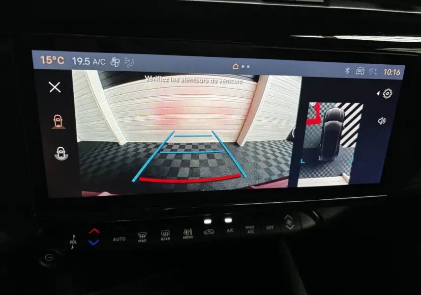 Écran tactile intérieur affichant la caméra de recul et la vue 360° de l'Alfa Romeo Junior rouge, tableau de bord en arrière-plan.