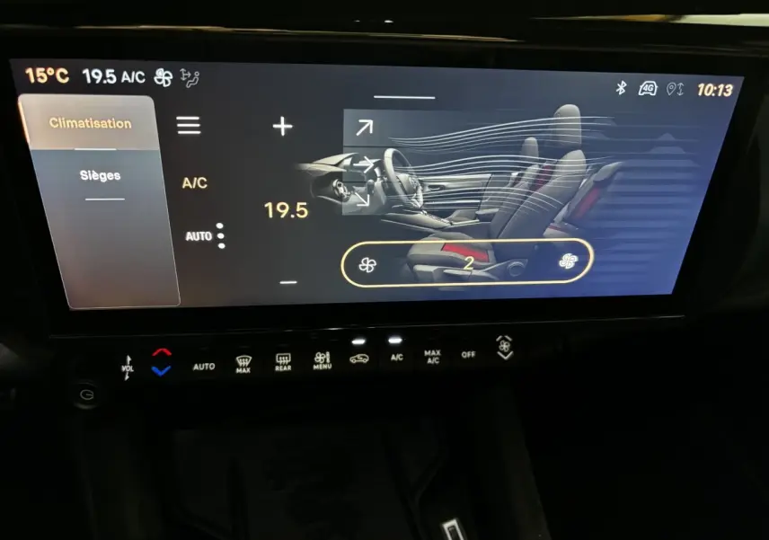 Écran tactile intérieur affichant la climatisation et la ventilation des sièges de l'Alfa Romeo Junior 2024.