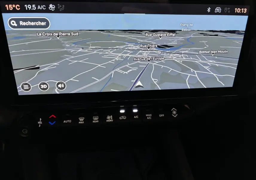 Écran tactile central de navigation 10,25 pouces de l'Alfa Romeo Junior 1.2 rouge, vue rapprochée de l'intérieur.