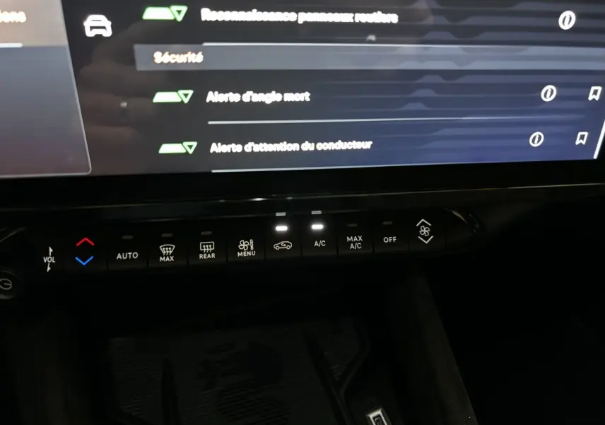 Détail du tableau de bord de l'Alfa Romeo Junior 2024 montrant les commandes de climatisation et l'écran tactile.