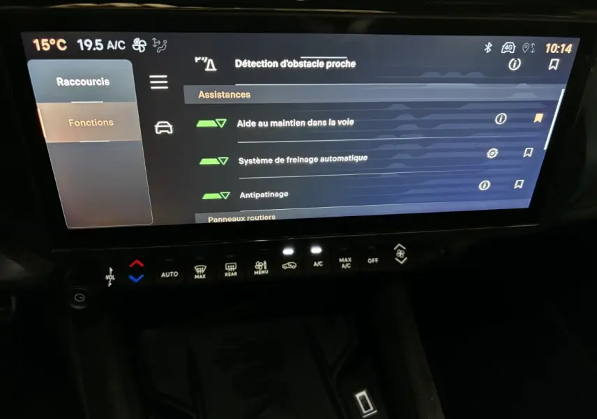 Écran tactile central de l'Alfa Romeo Junior 2024 affichant les aides à la conduite et commandes climatisation.