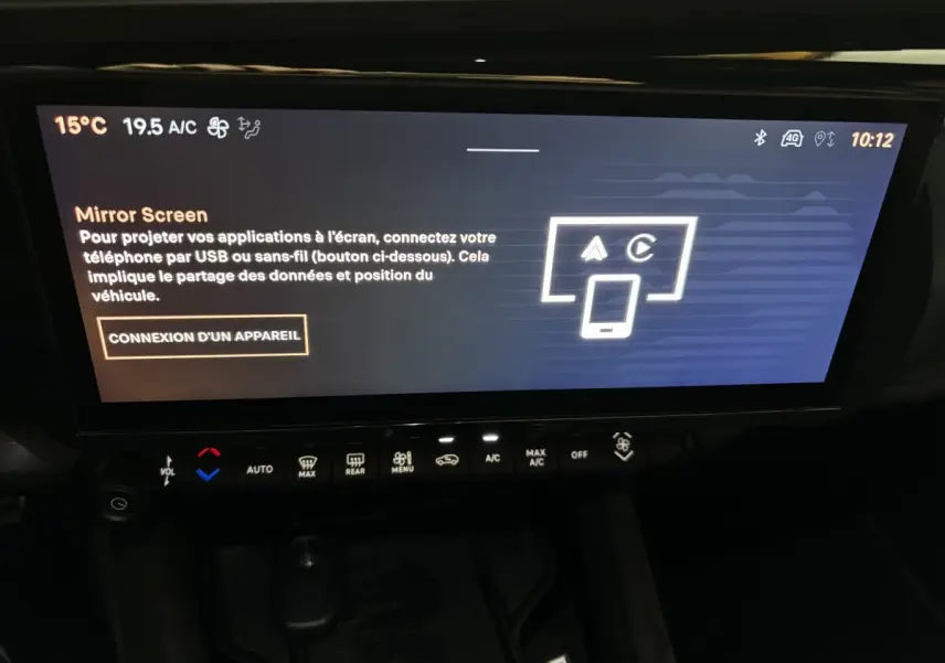 Écran tactile central affichant la fonction Mirror Screen dans l’habitacle de l’Alfa Romeo Junior rouge 2024.