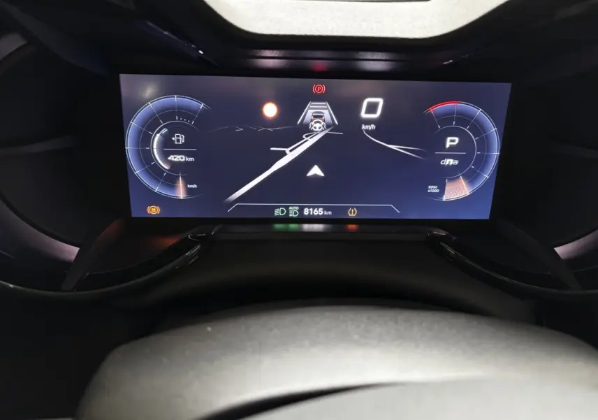 Vue rapprochée du combiné d'instruments numérique de l'Alfa Romeo Junior 2024 affichant la vitesse, autonomie et mode de conduite.