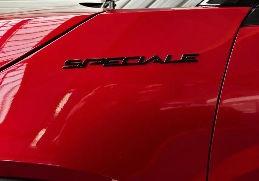 Gros plan sur l’inscription noire "Speciale" sur l’aile avant droite rouge vif de l’Alfa Romeo Junior 2024.