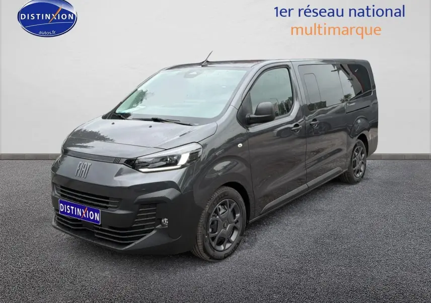 Vue 3/4 avant droit du FIAT Scudo Combi gris titane avec porte latérale coulissante et jantes noires.