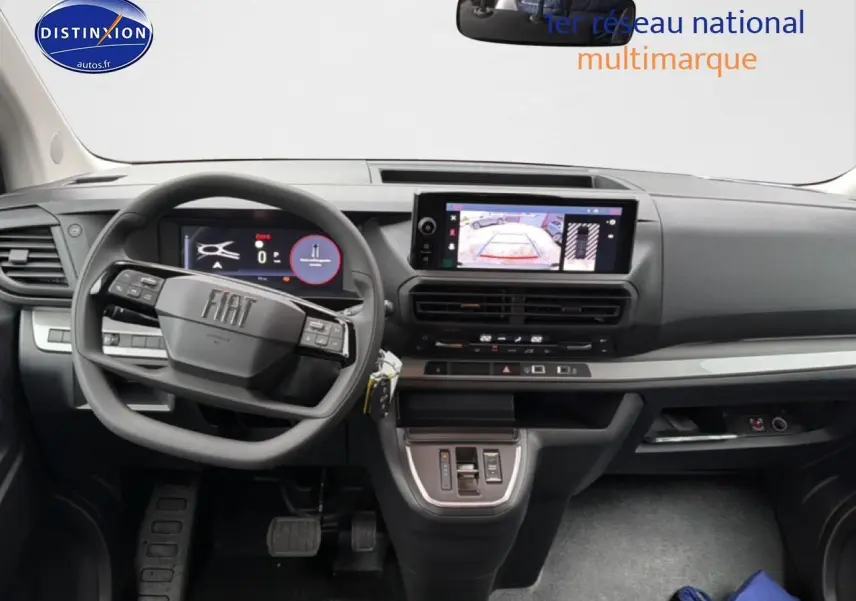 Vue intérieure avant du Fiat Scudo Combi gris titane, tableau de bord moderne avec écran tactile et volant multifonction.