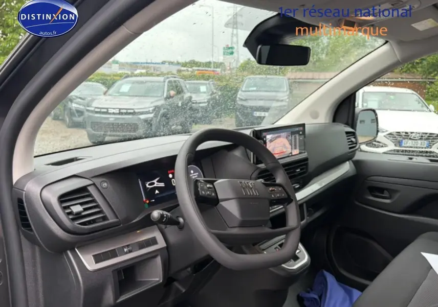 Vue intérieure côté conducteur du Fiat Scudo Combi gris titane, avec tableau de bord numérique et écran tactile central.