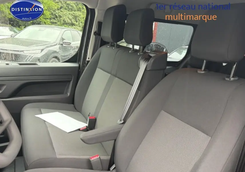 Vue intérieure des sièges avant gris du Fiat Scudo Combi, avec accoudoir central et ceinture de sécurité visible côté droit.