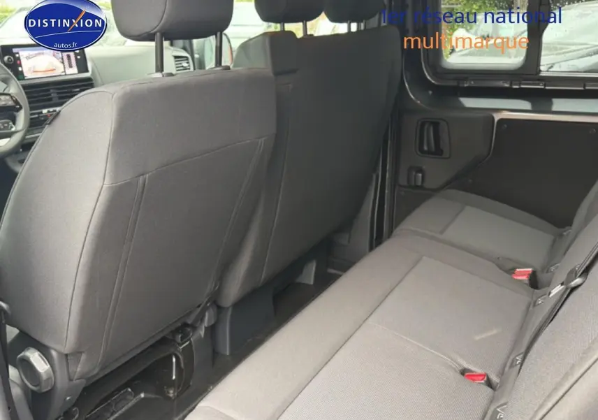 Vue intérieure côté droit sur la banquette arrière grise du Fiat Scudo Combi avec sièges avant et porte coulissante visible.