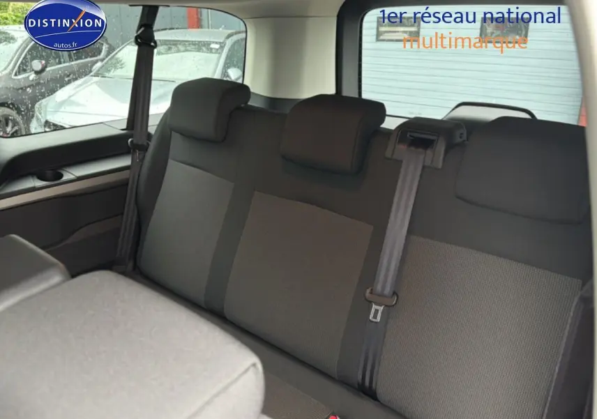 Vue intérieure de la banquette arrière 3 places du Fiat Scudo Combi gris titane avec ceinture centrale visible.