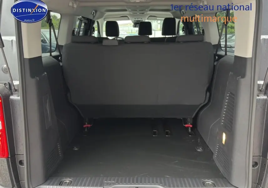 Vue arrière du coffre spacieux du FIAT Scudo Combi gris titane avec banquette arrière en place.