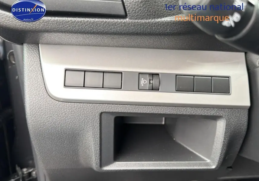 Détail intérieur du tableau de bord gris titane du Fiat Scudo Combi, avec commandes d’éclairage et rangement intégré.