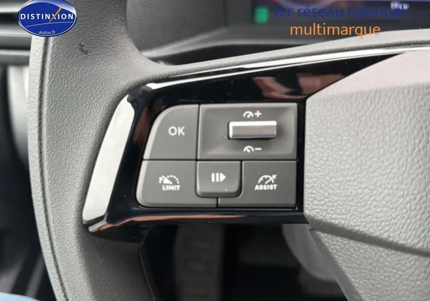 Gros plan sur les commandes au volant gauche du Fiat Scudo Combi gris titane, avec régulateur et limiteur de vitesse.