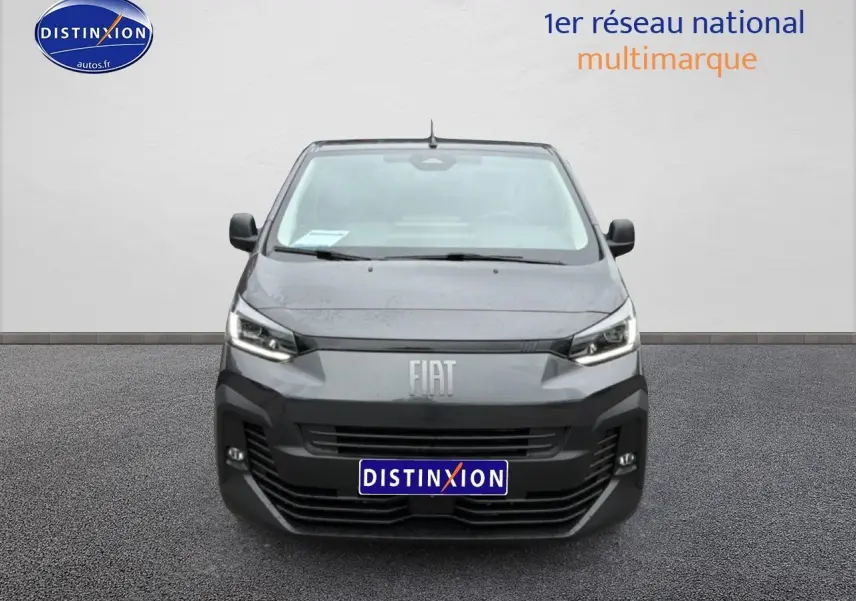 Vue frontale d'un FIAT Scudo Combi gris titane avec calandre noire et logo FIAT bien visible.