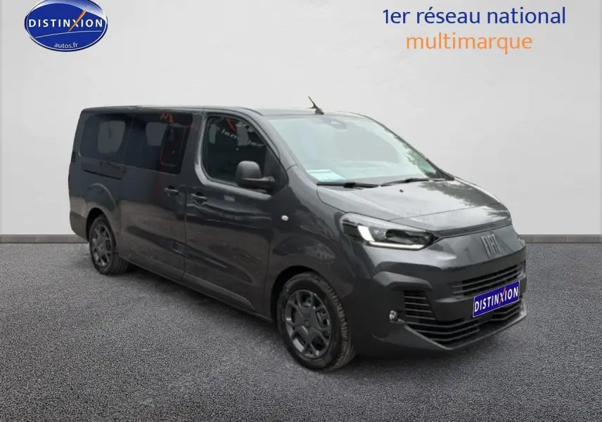 Vue 3/4 avant droit du FIAT Scudo Combi gris titane avec porte latérale coulissante et jantes foncées.