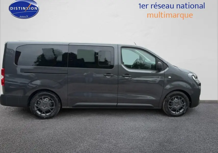 Vue de profil côté droit du Fiat Scudo Combi gris titane avec portes coulissantes et vitres teintées.