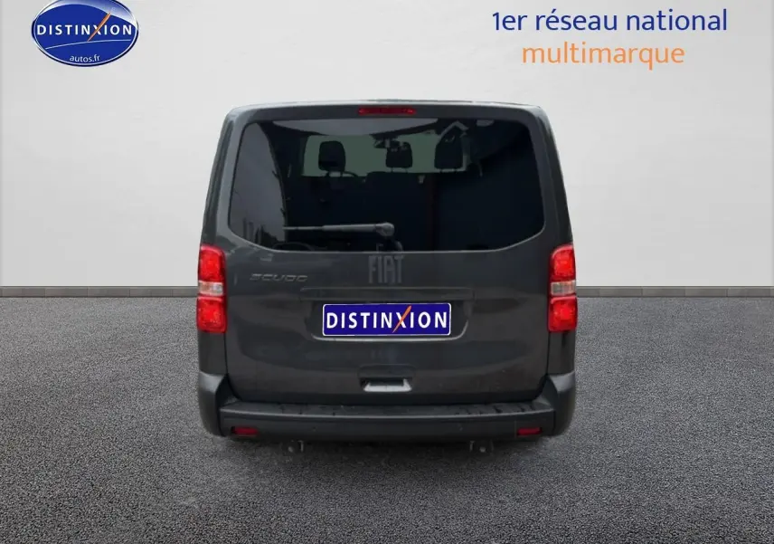Vue arrière du FIAT Scudo Combi gris titane avec hayon et feux rouges visibles sur fond neutre.