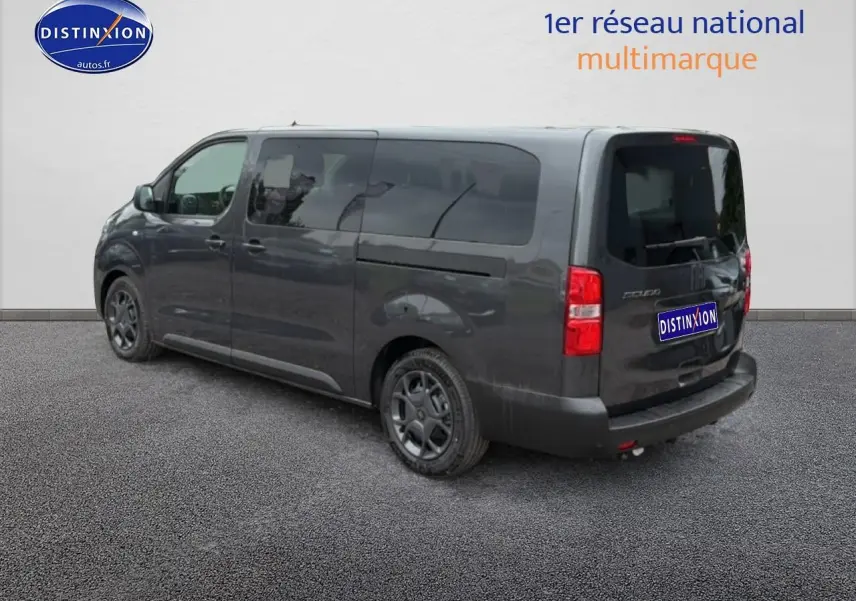 Fiat Scudo Combi gris titane vu en 3/4 arrière droit avec porte latérale coulissante et vitres teintées.