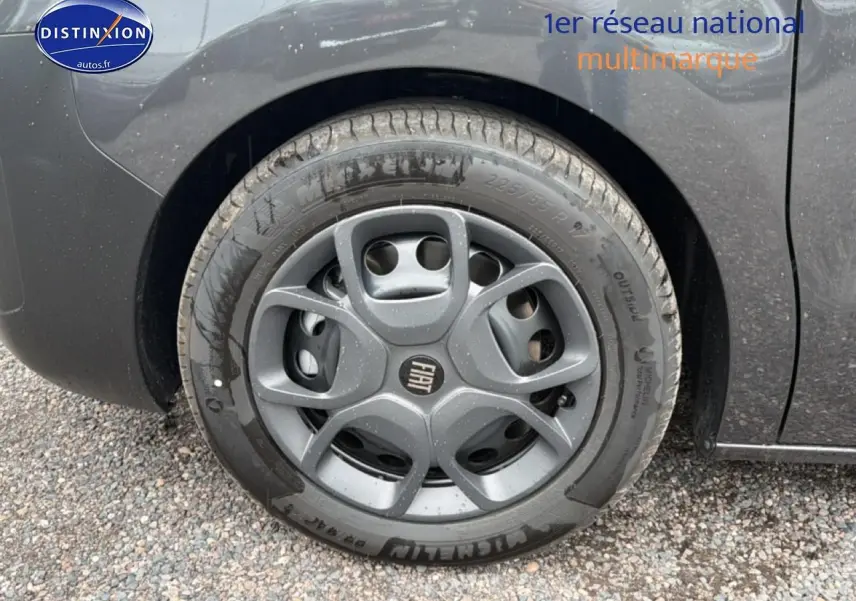 Gros plan sur la roue avant droite gris titane du Fiat Scudo Combi avec jante spécifique et logo central.