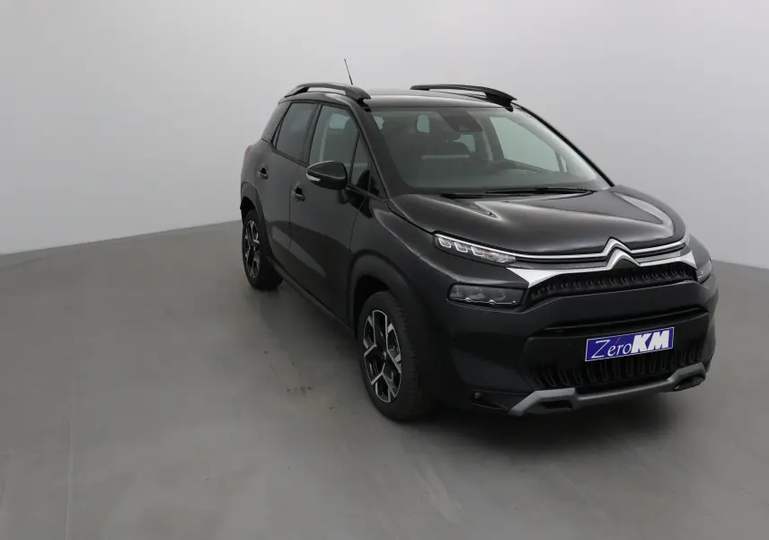 Citroën C3 Aircross noir vue 3/4 avant droit, avec barres de toit et jantes alliage 17 pouces.