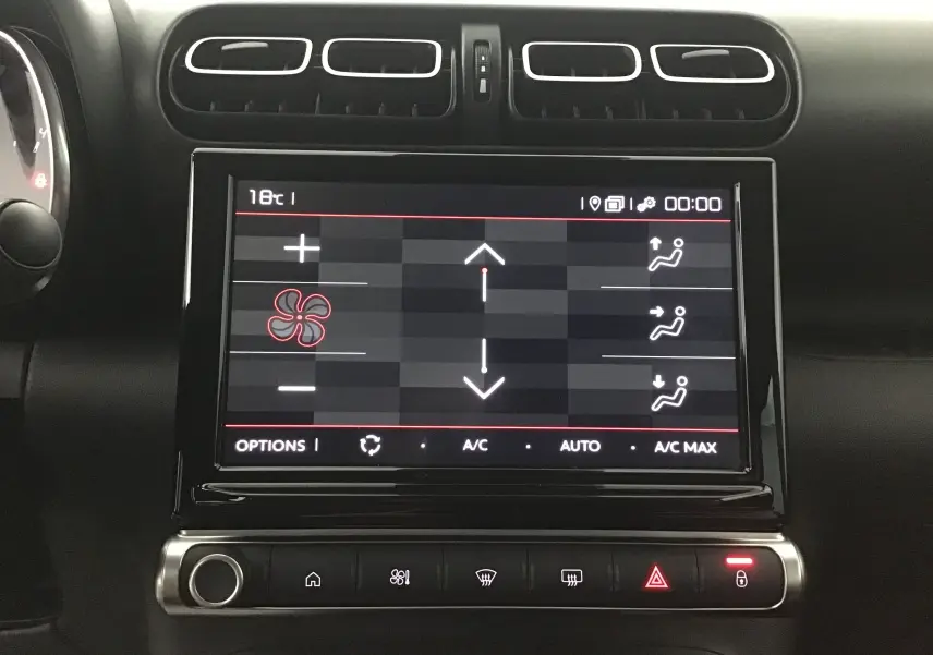 Écran tactile du système de climatisation de la Citroën C3 Aircross 2024, intérieur noir, vue frontale rapprochée.