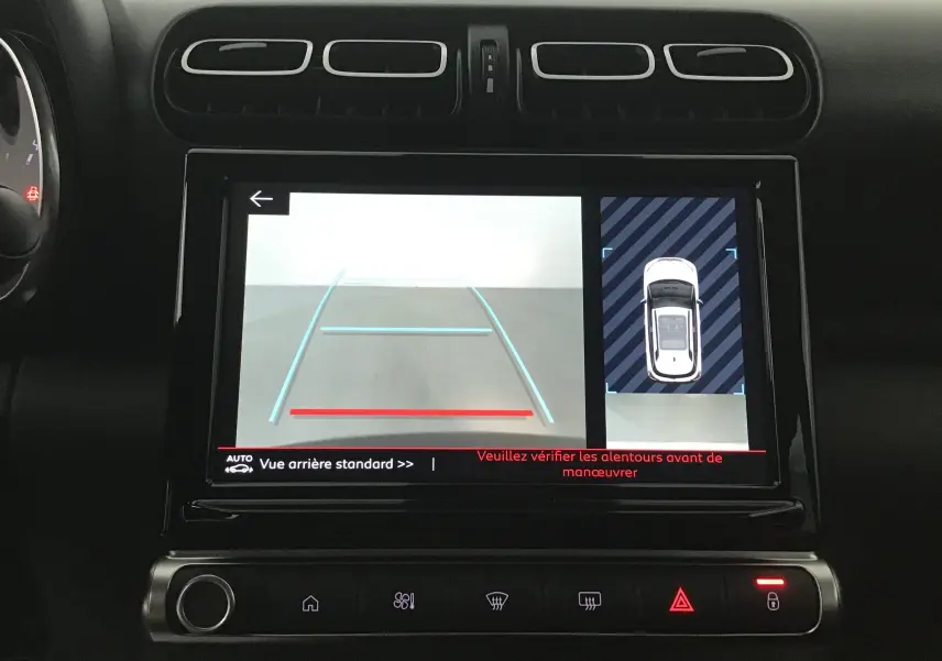 Écran tactile intérieur du Citroën C3 Aircross noir 2024 montrant la caméra de recul et l'affichage de l'aide au stationnement.