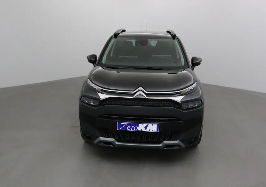 Citroën C3 Aircross noir vue de face, mettant en valeur sa calandre distinctive et ses barres de toit.