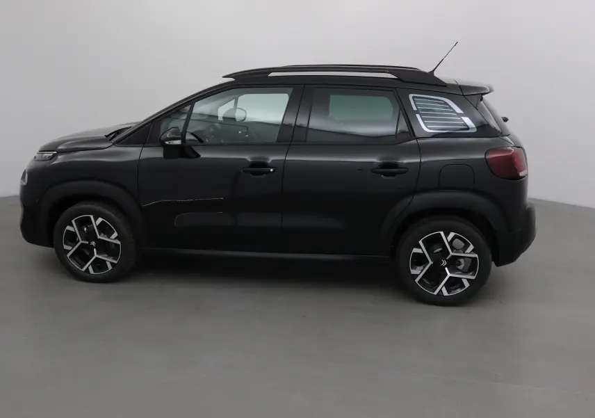 Profil côté gauche d'un Citroën C3 Aircross noir 2024 avec jantes 17 pouces et vitres arrière teintées.
