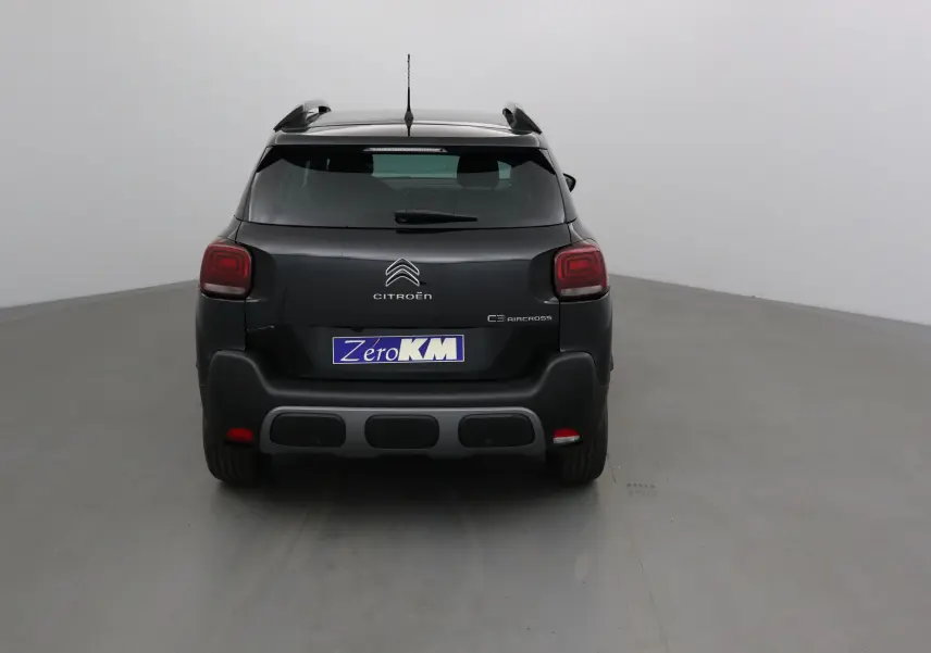 Vue arrière du Citroën C3 Aircross noir 2024 avec feux distinctifs et plaque Zéro KM visible.
