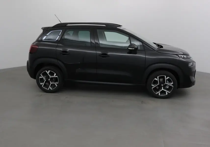 Profil côté gauche d'un Citroën C3 Aircross noir 2024 avec jantes alliage et vitres teintées dans un studio neutre.