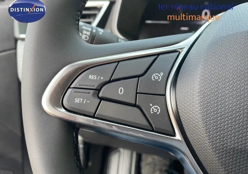 Gros plan sur les commandes de régulateur de vitesse au volant d'une Renault Clio 1.5 dCi gris schiste métal.