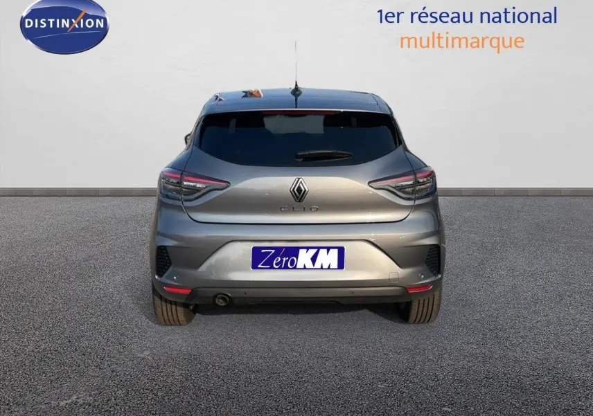 Vue arrière d'une Renault Clio 1.5 DCI 100ch Evolution gris schiste métal avec feux LED et plaque Zero KM.