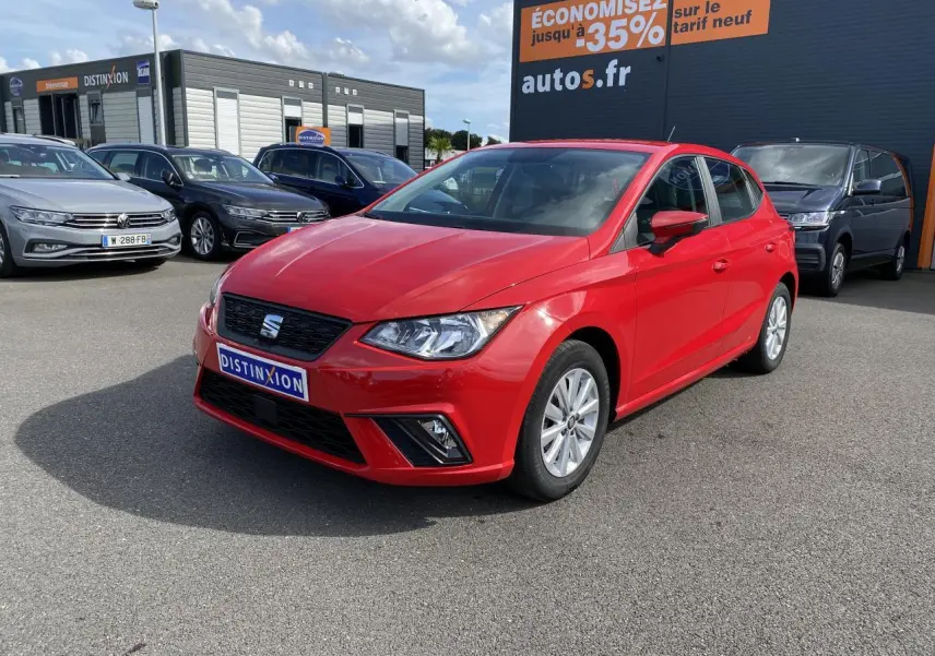 SEAT Ibiza 1.0 TSI rouge pur vue 3/4 avant droit, avec projecteurs antibrouillard et jantes alliage 15 pouces.